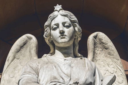 悲伤的天使雕塑.19世纪不知名的艺术家.照片