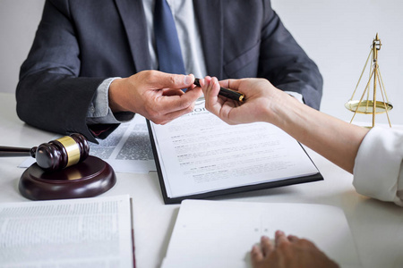 良好的服务合作,男女商务咨询照片