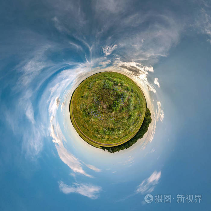 全景变换在美丽的夜晚在美丽的云朵中可以看到抽象的球形鸟瞰图空间