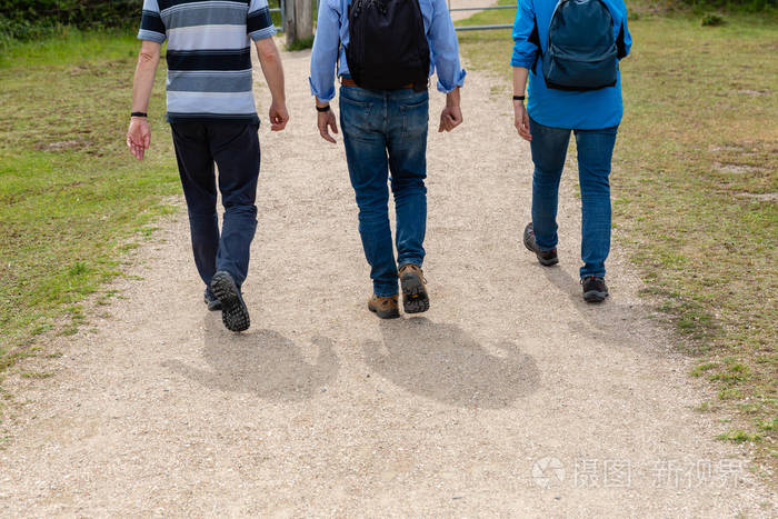 三个男人在乡村小路上徒步旅行照片-正版商用图片2ml635-摄图新视界