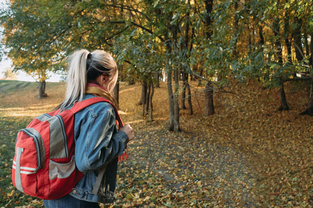 秋季之旅女士背包秋季自然公园图片