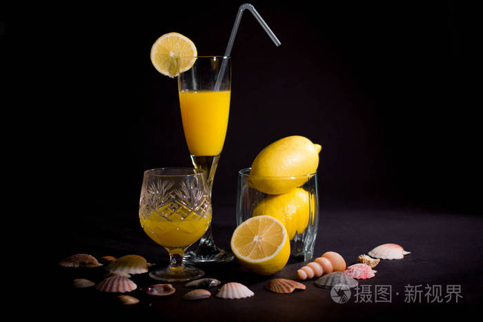 黑色质地的黄色果汁.休息的概念.