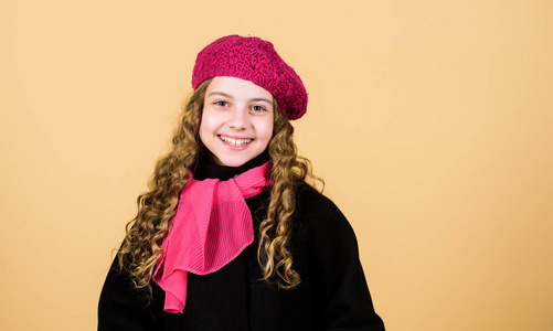 穿着秋衣的巴黎小孩.戴法国贝雷帽的小女孩.秋季潮流美.非常高兴照片