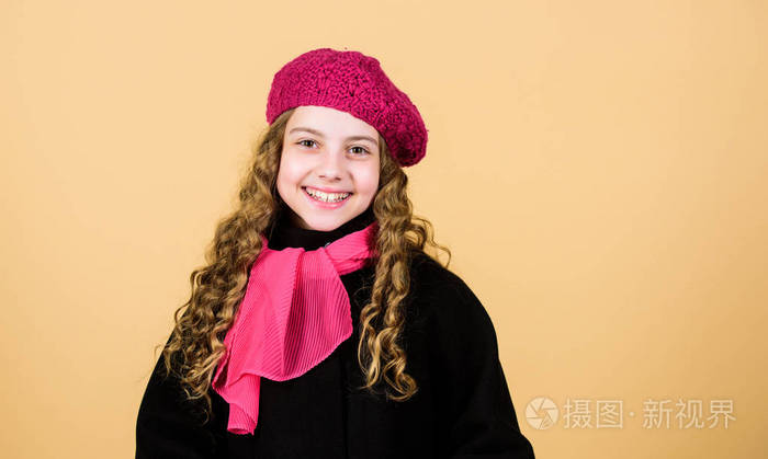 心情愉快的孩子.穿着秋衣的巴黎小孩.戴法国贝雷帽的小女孩.
