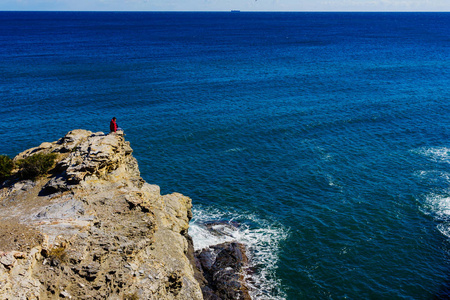 西班牙海崖上的女游客图片