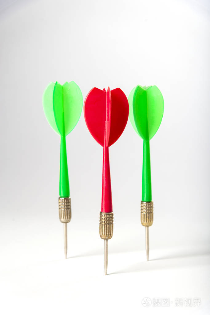 白色背景上有3个彩色飞镖击中目标