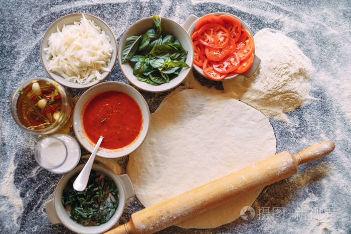 做披萨桌上的披萨配料
