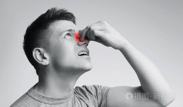 年轻人流鼻血,黑白相间照片-正版商用图片2mmbsz-摄图新视界