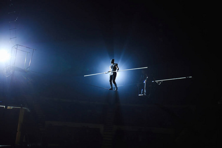 马戏团中的小丑表演.马戏团里走钢丝的人.照片