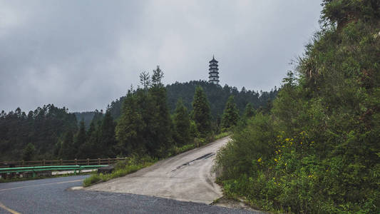 中国江西明月山上的道路和宝塔图片