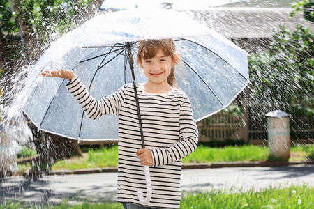 雨天撑伞雨天在户外撑伞可爱的小女孩照片