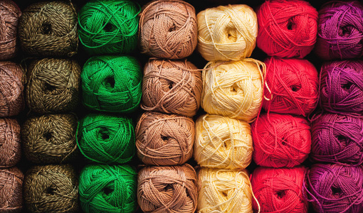 店面上彩色毛线的选择.编织背景,很多球.手工冬装用针织纱.照片