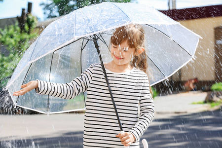 打伞的小女孩雨中图片