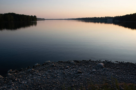 夏日夕阳下平静的河流图片