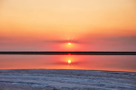 湖面上美丽的橙色夕阳总平面图图片