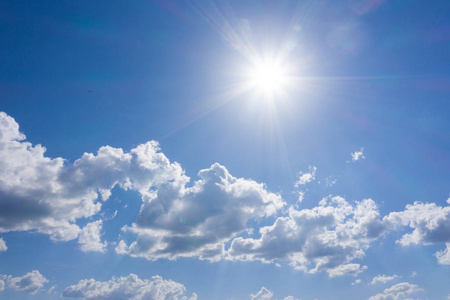 万里无云一片白天的天空,晴朗的一天,一片薄薄的白云飘来照片