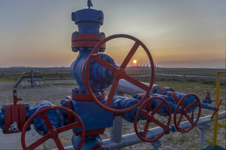 群井口及阀枢,气阀,气井井口带法兰的真空设备井口工厂工人转动valv带