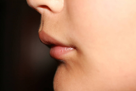 不正确地咬了孩子.儿童错牙合.嘴唇轮廓.照片