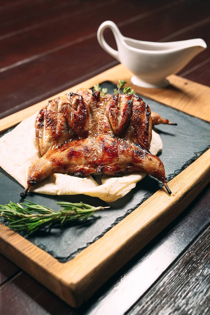 木盘木底烤鹌鹑