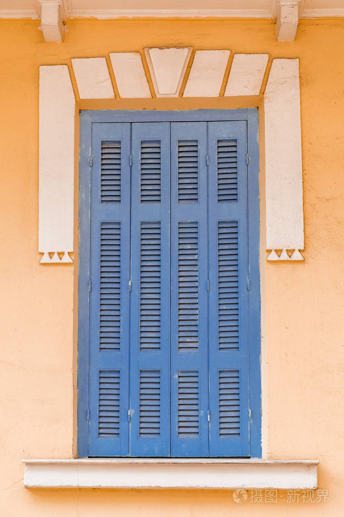 带蓝色木制百叶窗的窗户