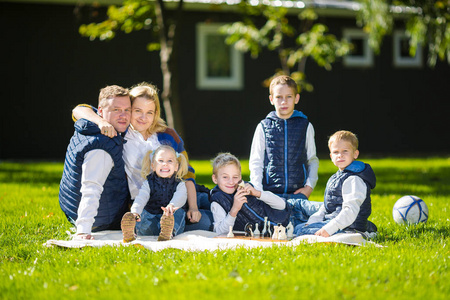 儿童,父母与自然观.在草坪上野餐照片