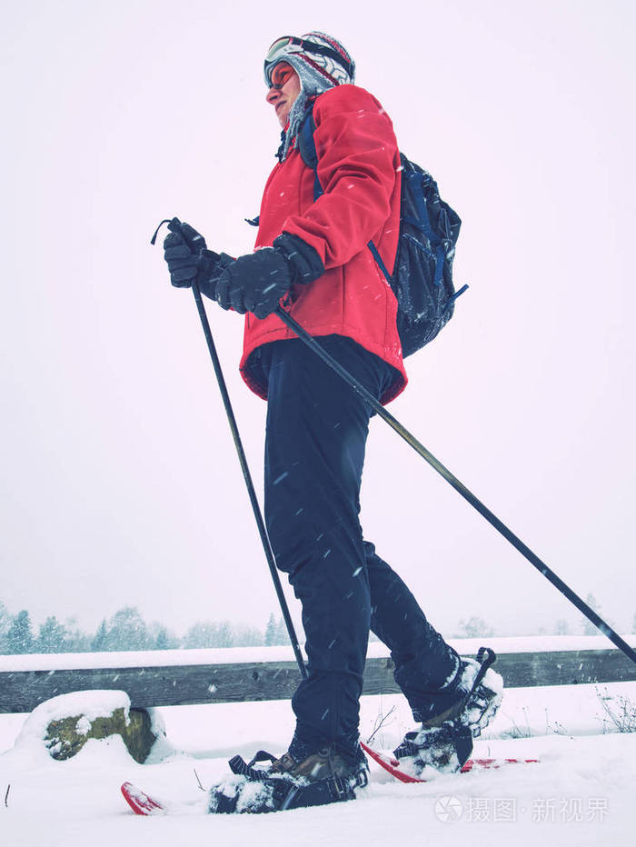 单人雪地漫步者或越野滑雪运动员与灰云i