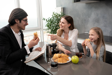 快乐的一家人在家吃早餐图片