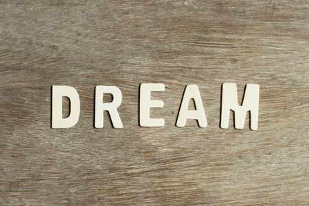 木头背景上单词dream中的字母插画