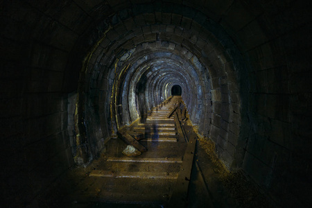 黑暗恐怖肮脏淹没废弃矿井隧道照片