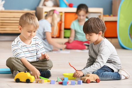 可爱的小孩子在幼儿园玩耍图片