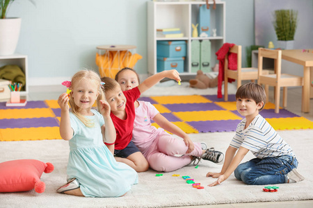 可爱的小孩子在幼儿园玩耍图片