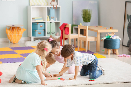 幼儿园玩耍图片