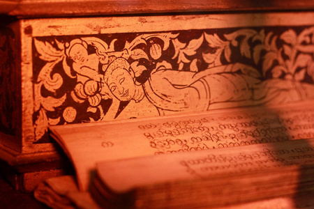 巴兰色系的老高棉绸缎照片