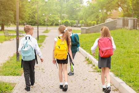 小学生行走图片