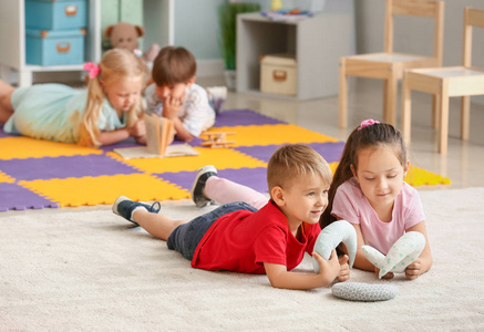 可爱的小孩子在幼儿园玩耍图片