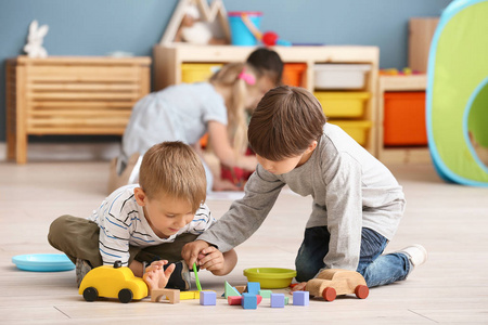 可爱的小孩子在幼儿园玩耍图片