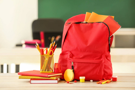 学校书包,书桌上放着文具照片
