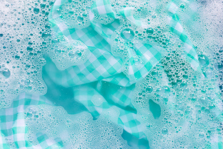 绿白色台布浸泡在洗衣粉中图片