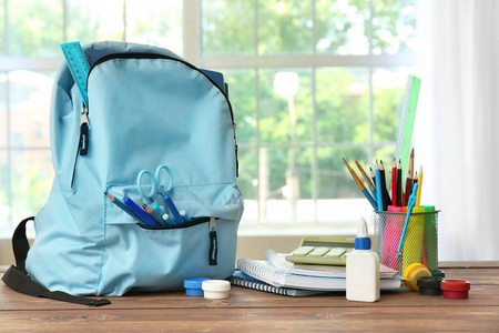 书包和文具放在房间的桌子上照片