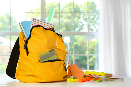 书包和文具放在房间的桌子上图片