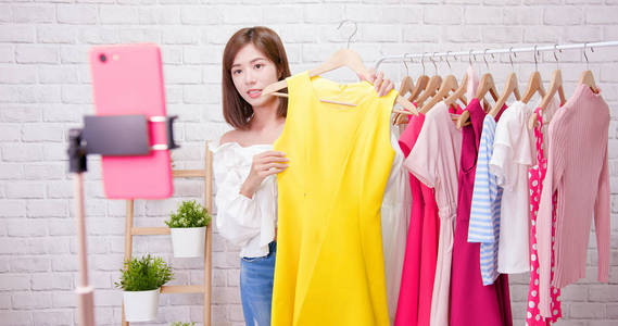 女人在直播中卖衣服照片