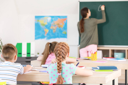 在教室上课时可爱的小学生图片