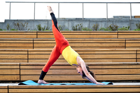 在阳光明媚的日子里,单腿站立,双手举起,保持平衡