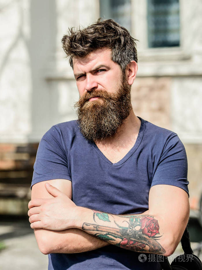 胡子护理和理发店.风格完美的野蛮男性.留着胡须,头发浓密的人.