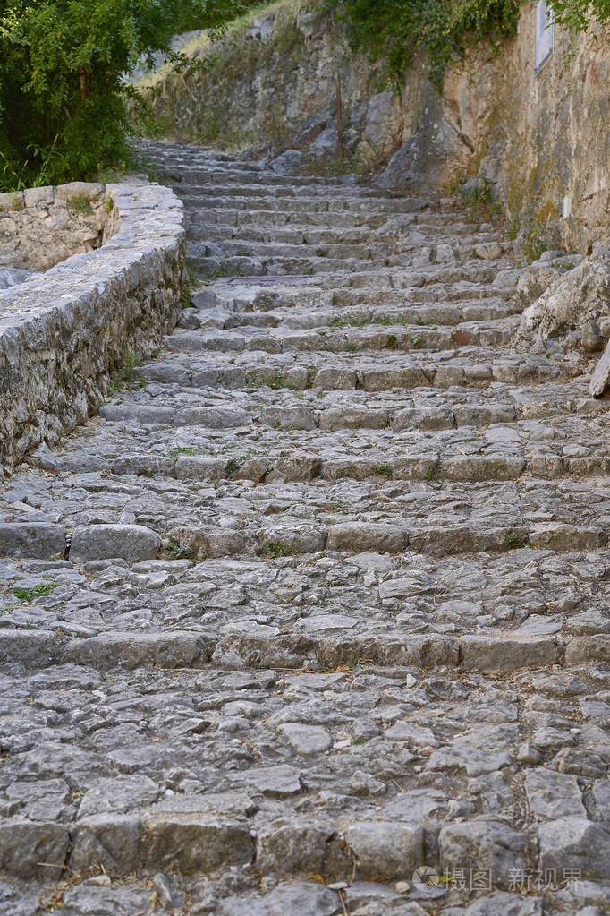 中世纪城市的石头楼梯