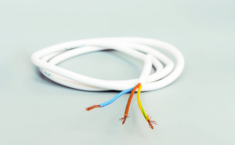 灰色背景白色隔离三芯电缆照片