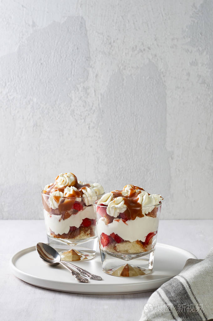 layereddesserttriflewithvanillacakewhippedcreamsalted