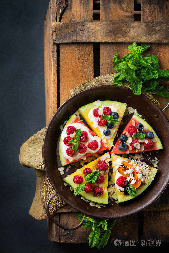 西瓜披萨配浆果水果酸奶乳酪