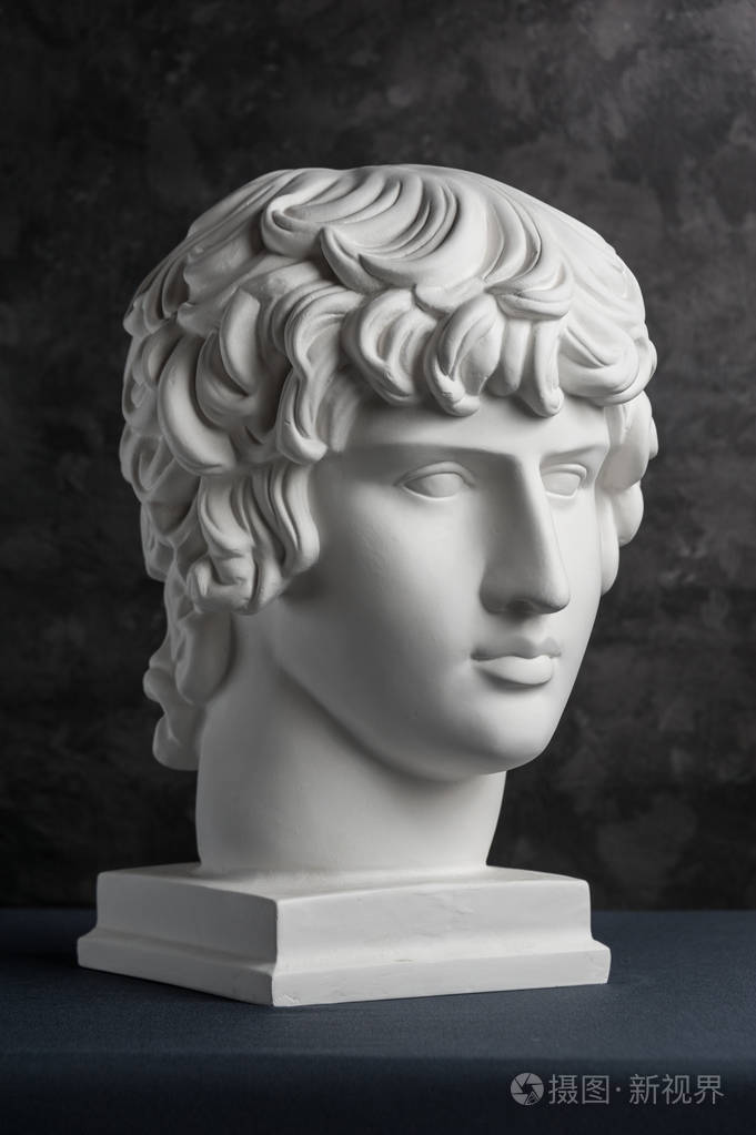 黑色纹理背景上的古代雕像antinoushead的石膏复制品石膏雕塑人脸