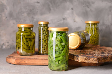 有不同蔬菜罐头的罐子照片